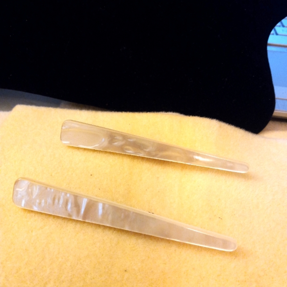 Vintqge Pair of Mother of Pearl brooches